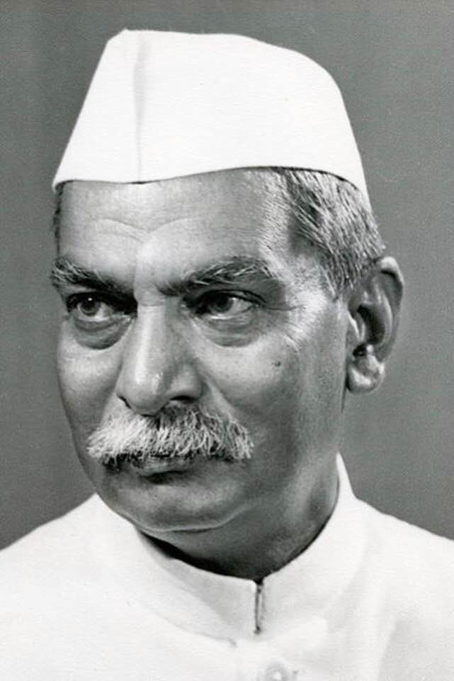 आज आप मिलेंगे 'हमारी विभूतियाँ 'स्तम्भ में स्वाधीनता संग्राम की पहली कतार के सेनानी ,महान विधिवेत्ता एवं भारतवर्ष के प्रथम राष्ट्रपति डॉ राजेंद्र प्रसाद जी से